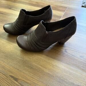 Yuu Teresa Slouch Brown Slouch Leather Ankle Bootie Shootie Shoes Size 8. 5